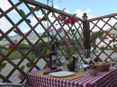 Osteria Canapino 28 – trattoria tipica toscana immersa nelle colline lucchesi