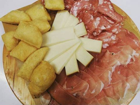 Osteria Canapino 61 – trattoria tipica toscana immersa nelle colline lucchesi