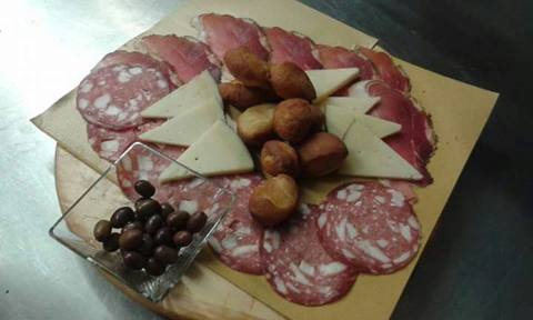 Osteria Canapino 71 – trattoria tipica toscana immersa nelle colline lucchesi