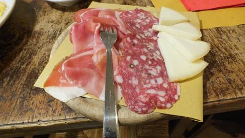 Osteria Canapino 90 – trattoria tipica toscana immersa nelle colline lucchesi